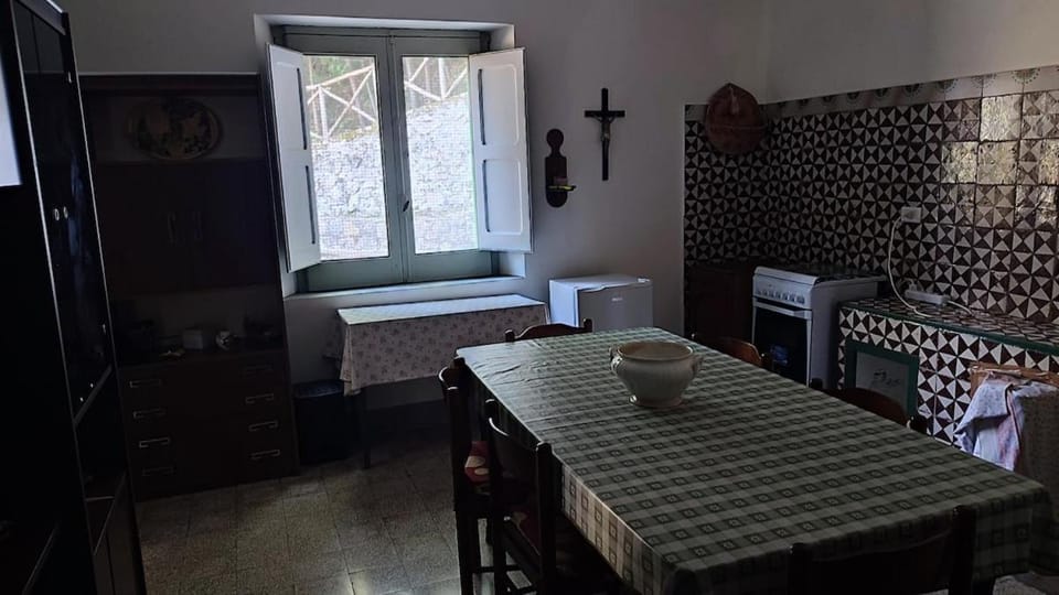 Dining area, kitchen