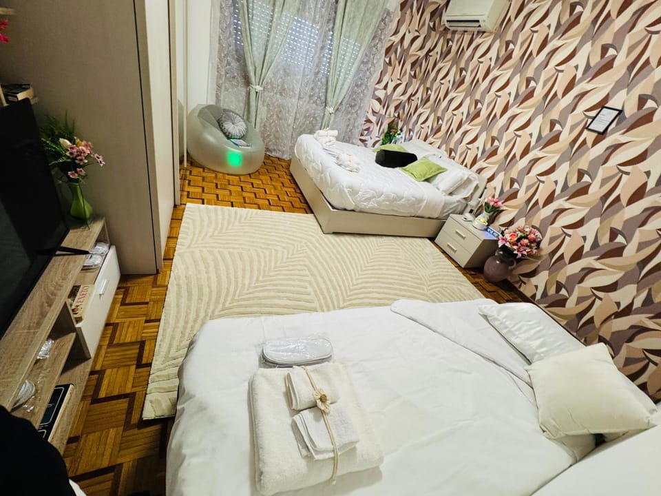 Bed, TV and multimedia, Photo of the whole room, Bedroom, towels