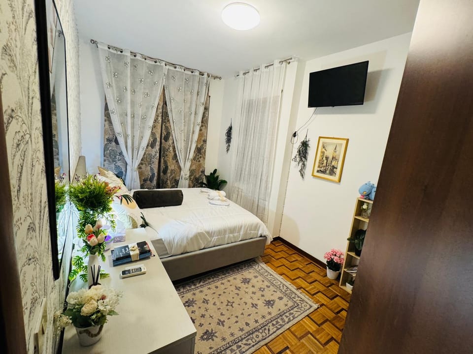 Bed, TV and multimedia, Photo of the whole room, Bedroom