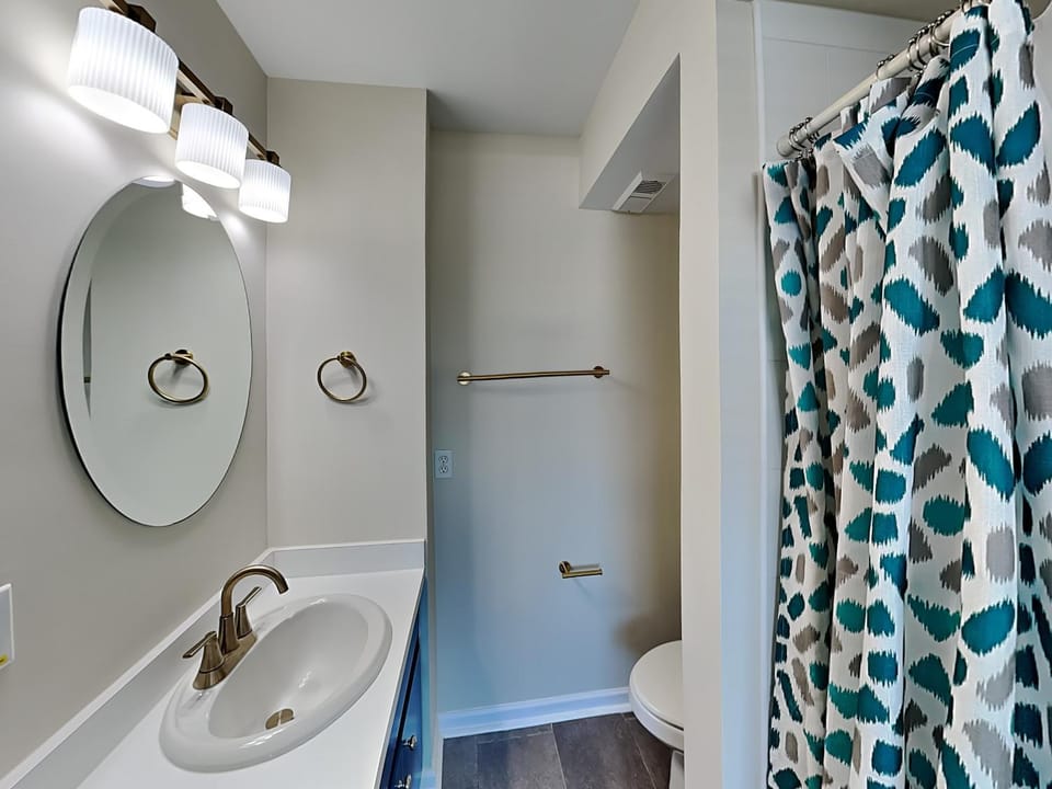 Shower, Toilet, Bathroom, towels
