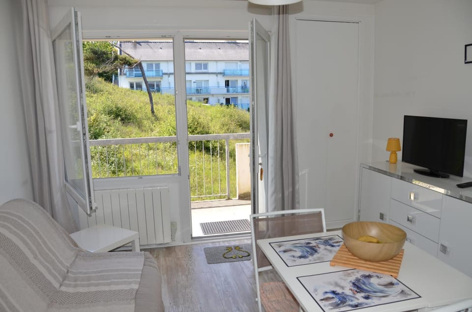 TV and multimedia, Balcony/Terrace, Living room, Seating area, Dining area