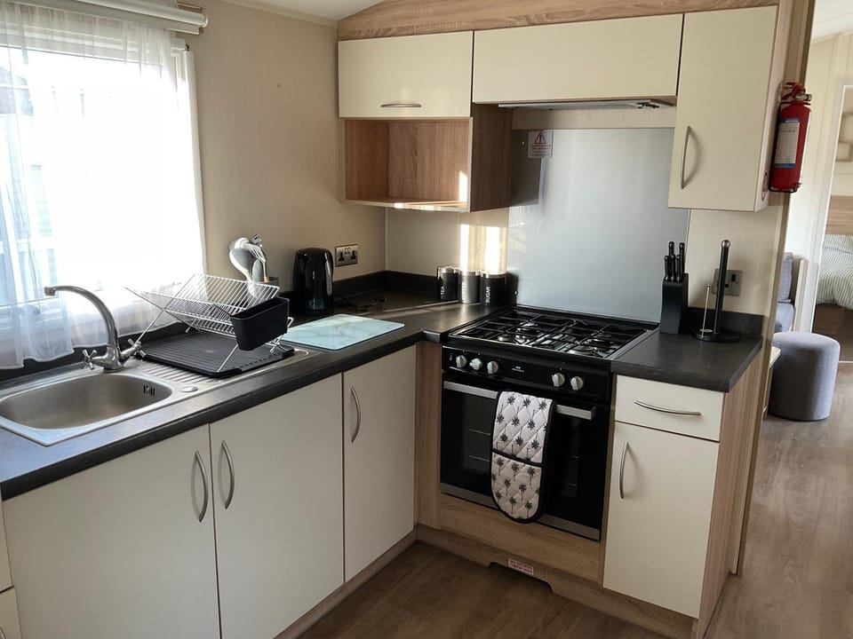 Coffee/tea facilities, Kitchen or kitchenette, oven, stove, toaster