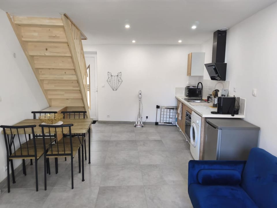 Coffee/tea facilities, Kitchen or kitchenette, Living room, Dining area, stove