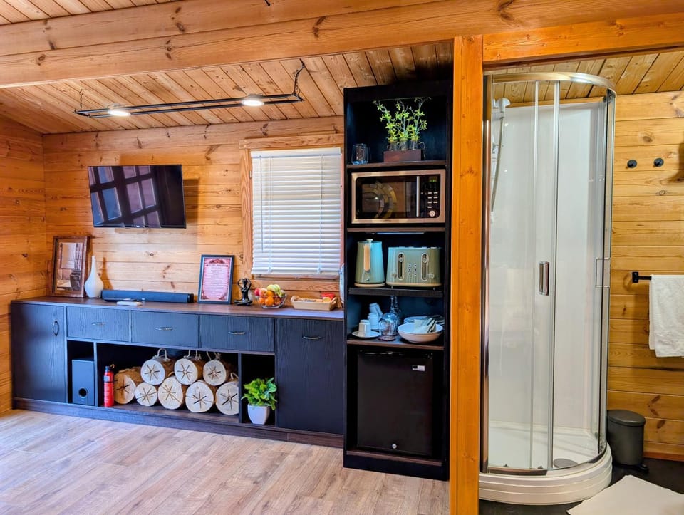Shower, TV and multimedia, microwave, toaster