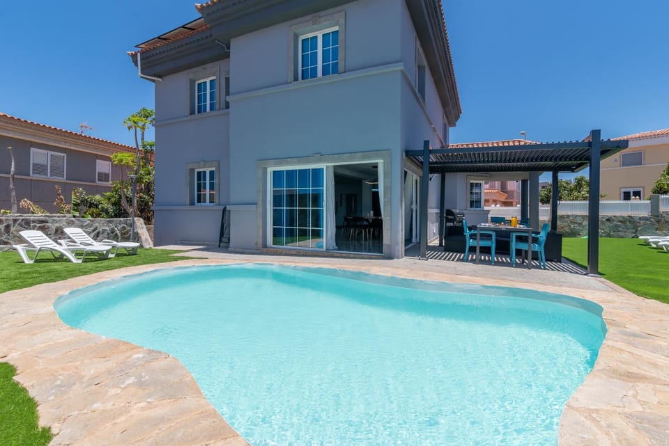 Property building, Garden view, Swimming pool, sunbed