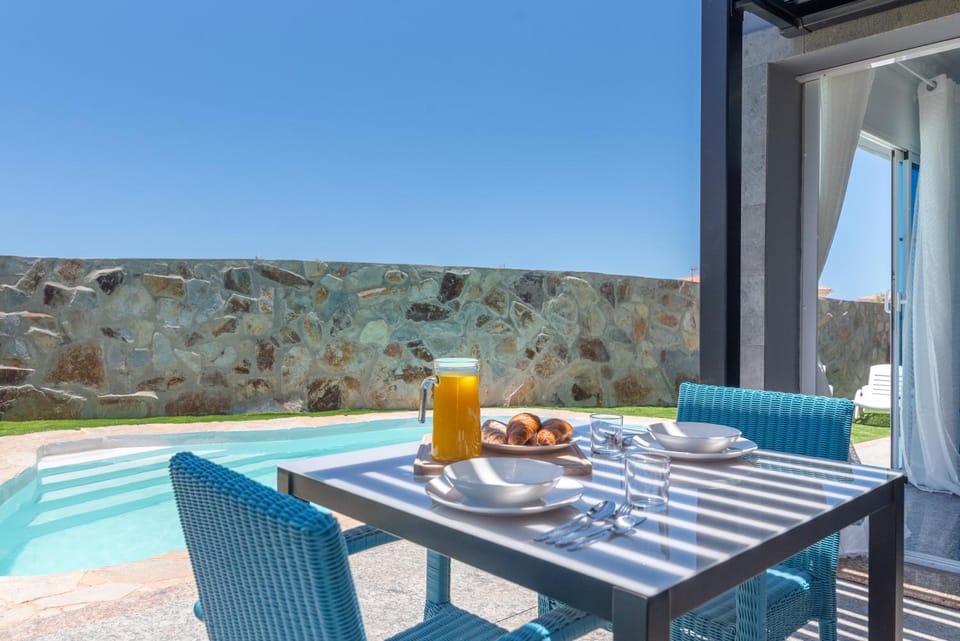 Patio, Balcony/Terrace, Dining area, Swimming pool