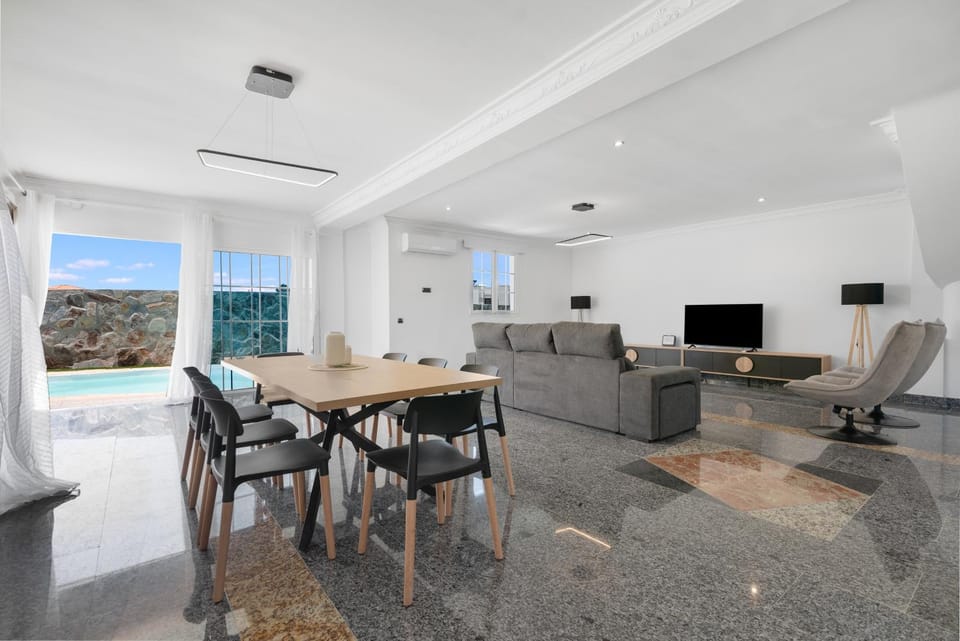 TV and multimedia, Living room, Seating area, Dining area