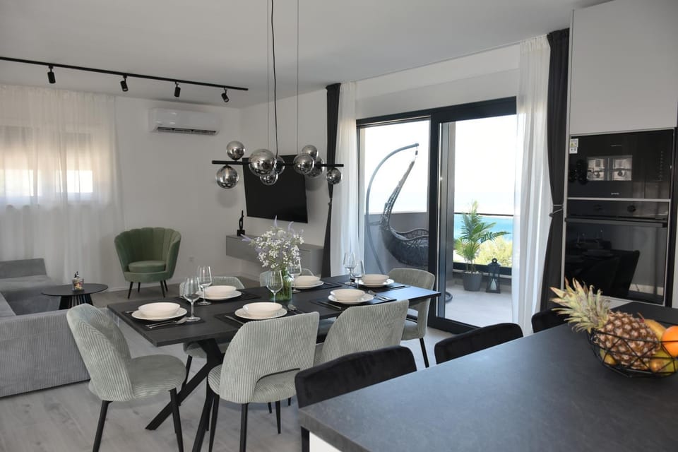 Kitchen or kitchenette, Living room, Seating area, Dining area