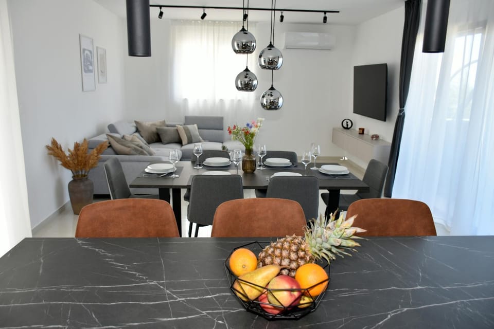 TV and multimedia, Living room, Food and drinks, Seating area, Dining area