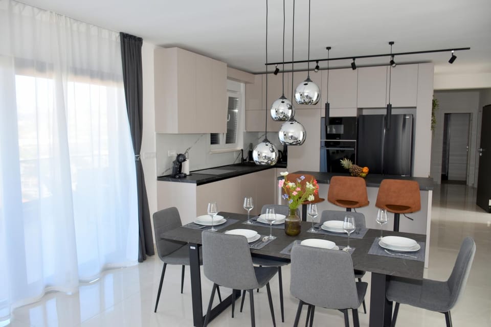 Kitchen or kitchenette, Living room, Seating area, Dining area, oven, stove