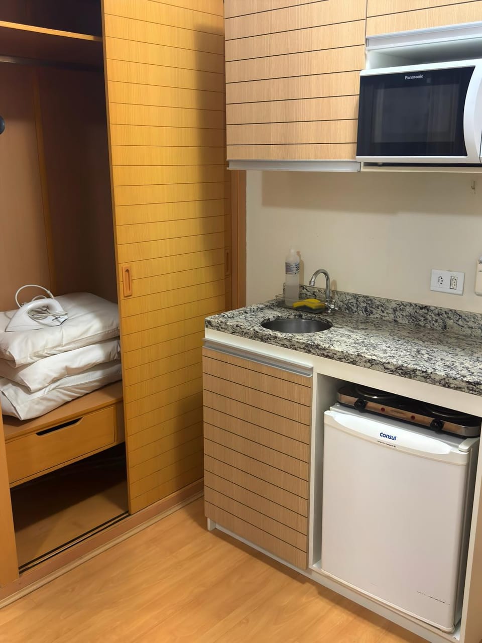 Kitchen or kitchenette, flat iron, minibar, stove