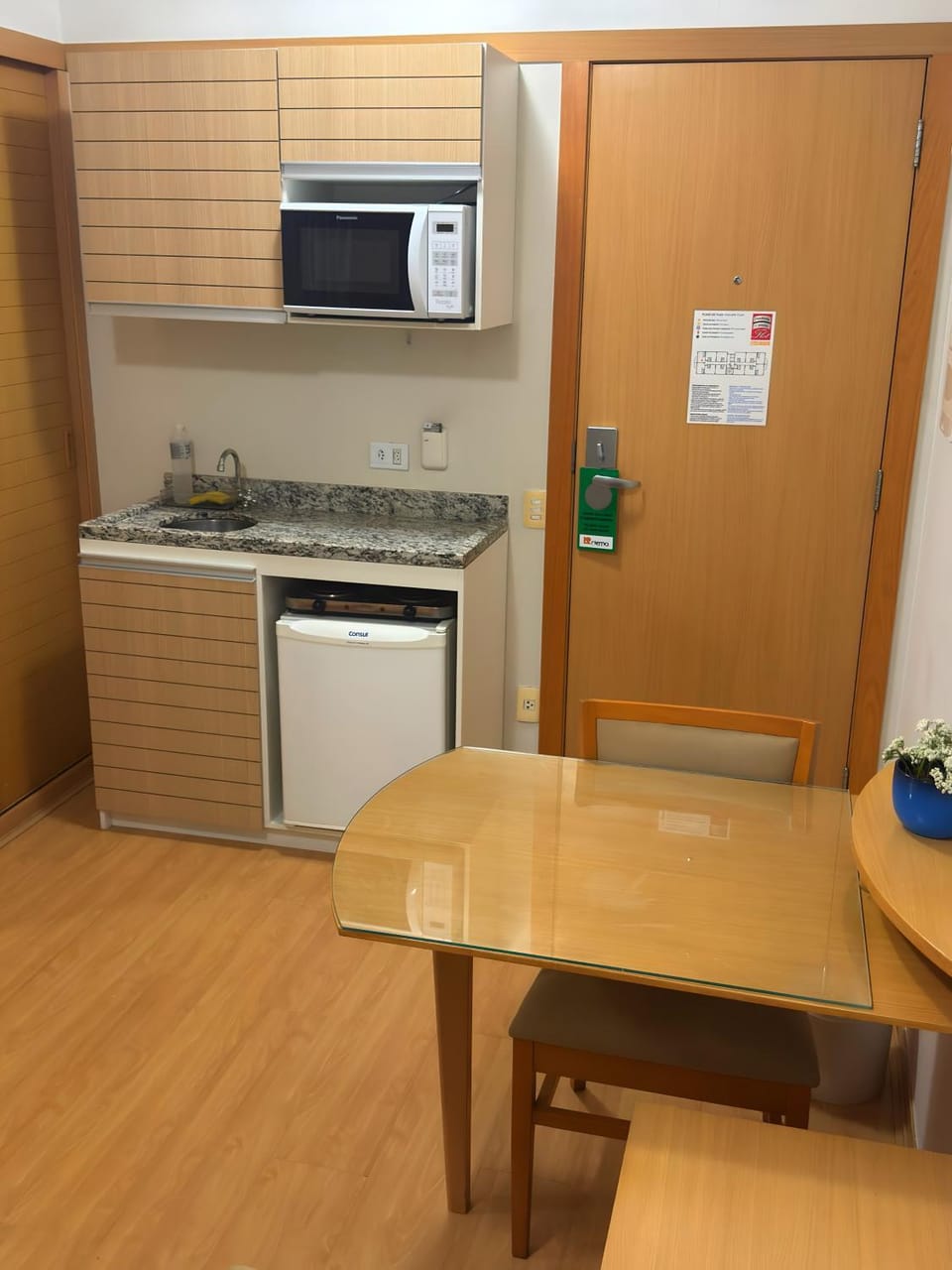 Kitchen or kitchenette, Dining area, minibar, oven, stove