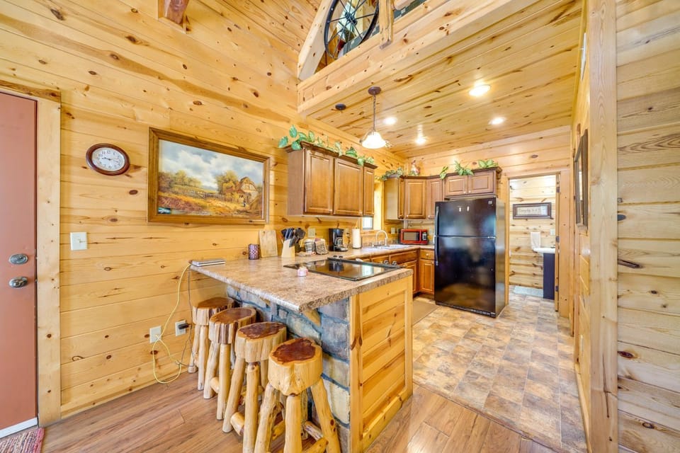 4 Mi to Broken Bow Lake: 'Wee Bear Cabin' Getaway! Cabin in Oklahoma