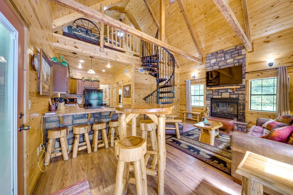 4 Mi to Broken Bow Lake: 'Wee Bear Cabin' Getaway! Cabin in Oklahoma