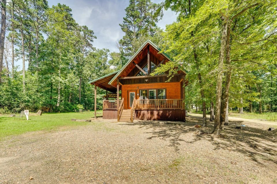 4 Mi to Broken Bow Lake: 'Wee Bear Cabin' Getaway! Cabin in Oklahoma
