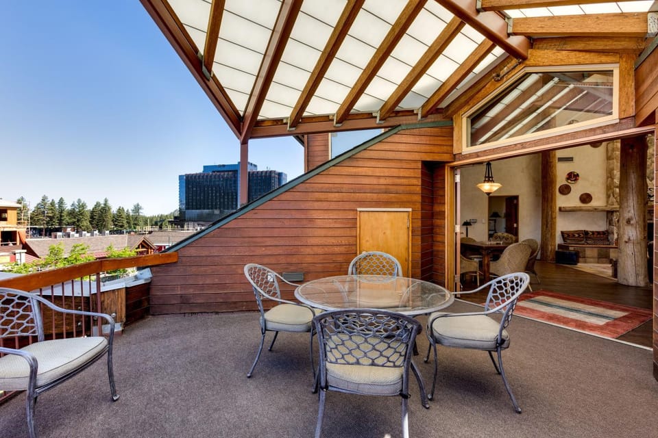 Downtown Penthouse condo Apartment in Stateline