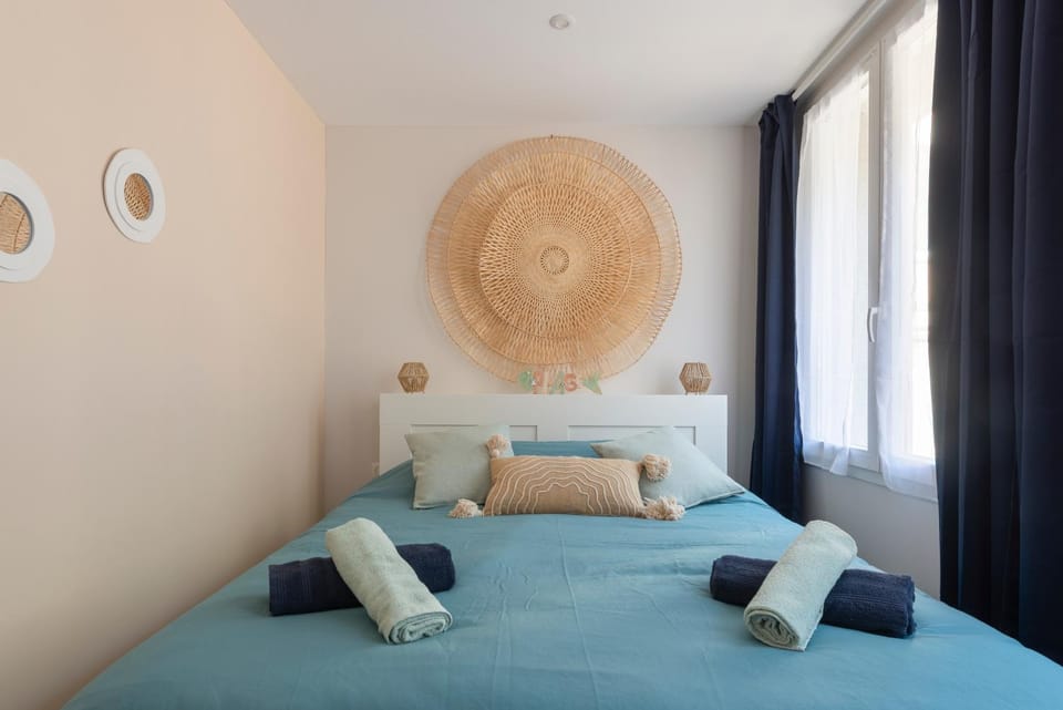 Bed, Bedroom, towels