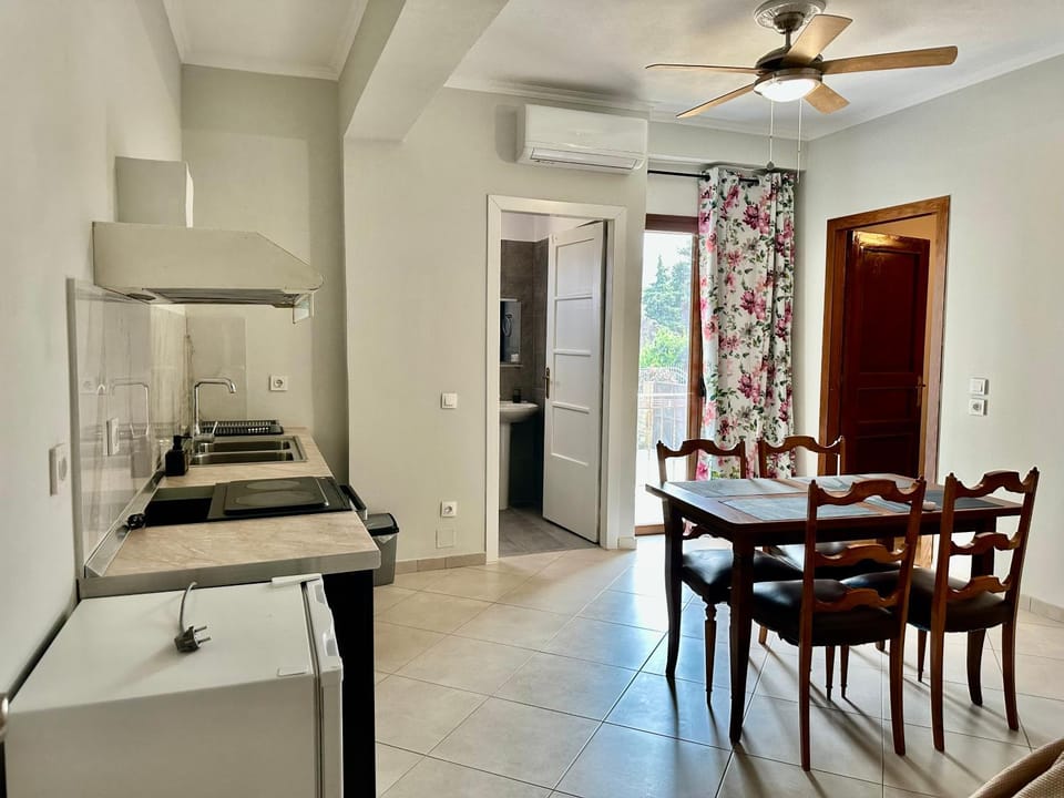 Kitchen or kitchenette, Living room, Seating area, Dining area, minibar, oven, stove