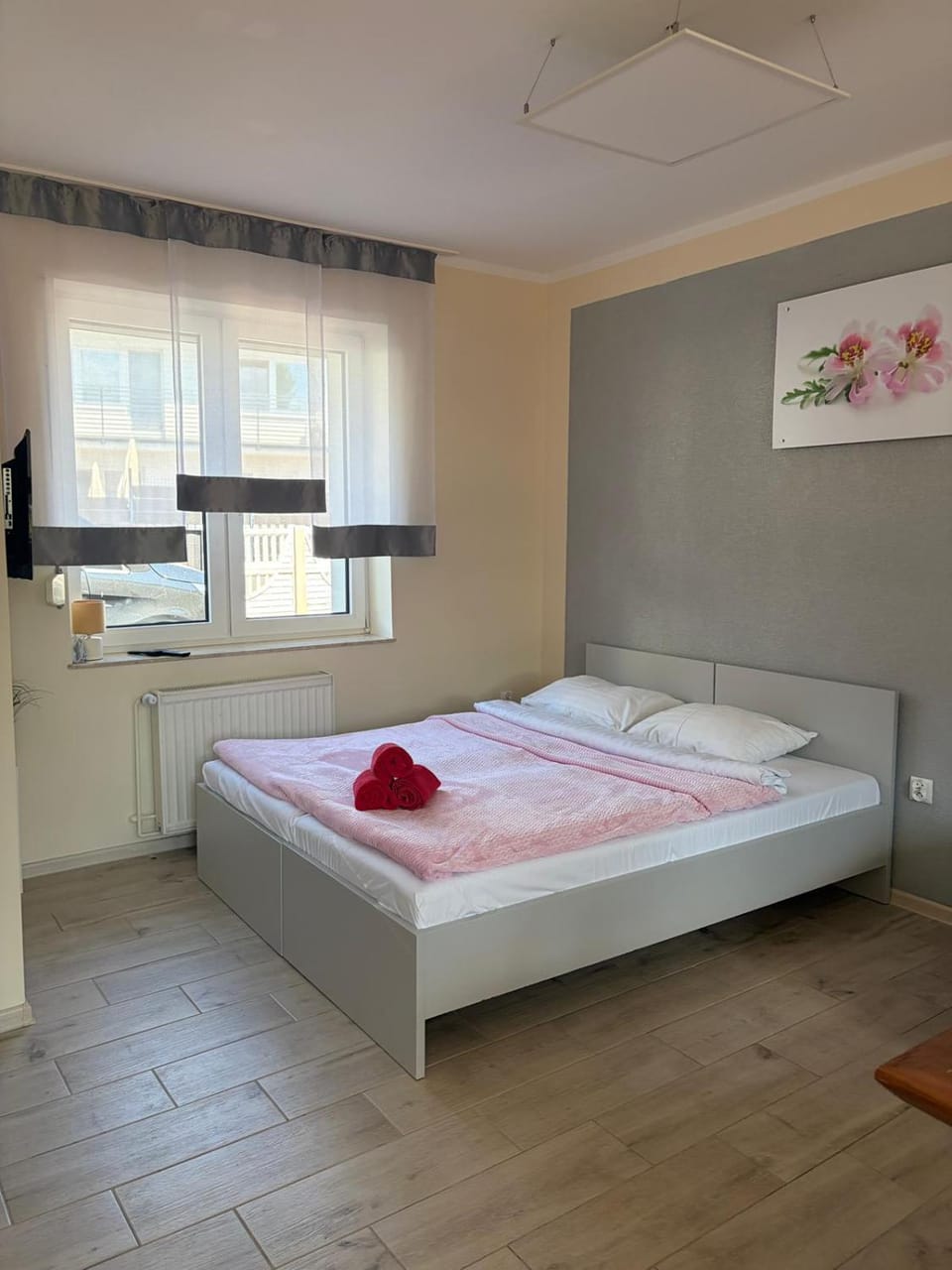 Bed, Photo of the whole room, towels