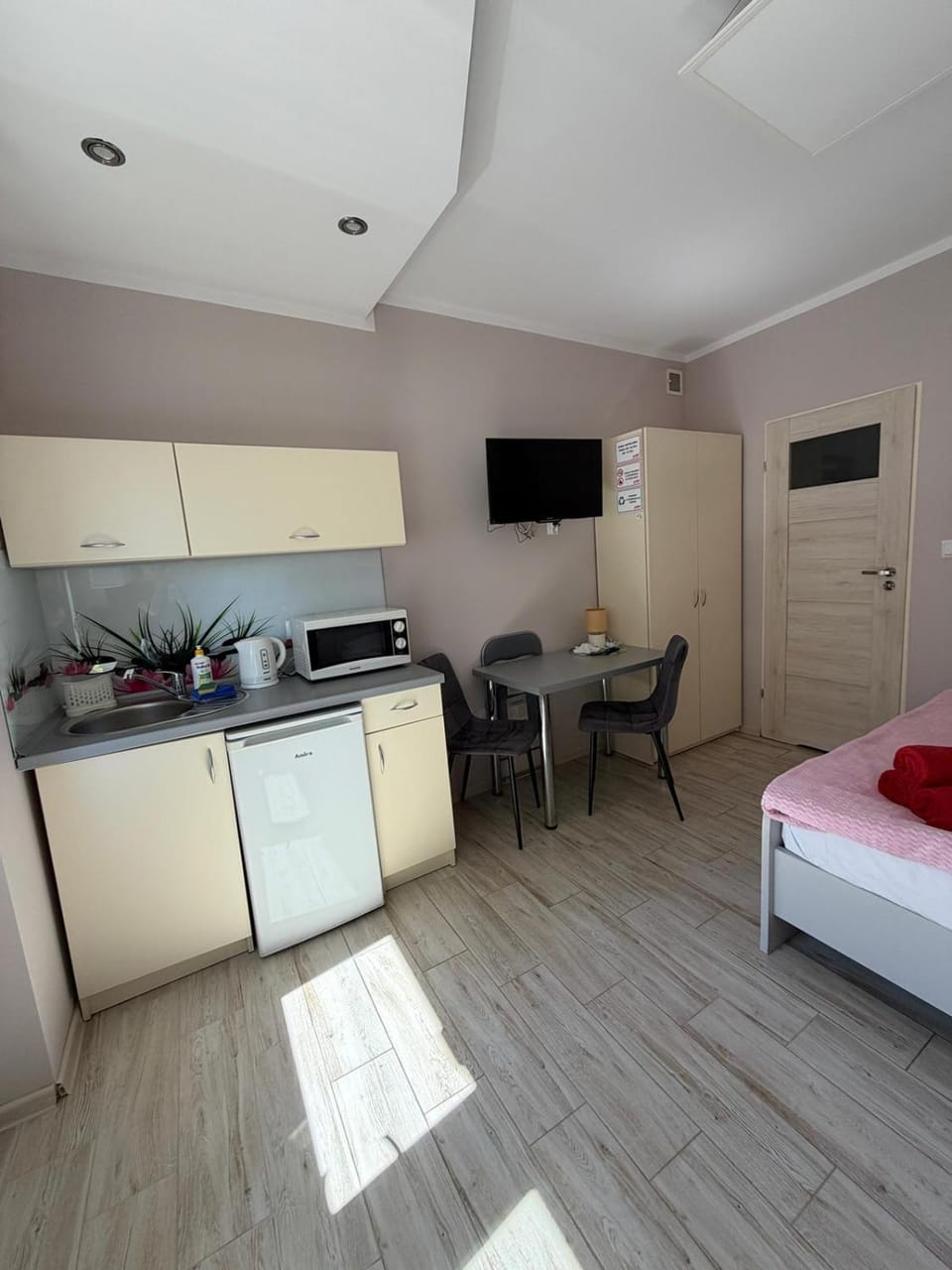 TV and multimedia, Kitchen or kitchenette, Photo of the whole room, wardrobe