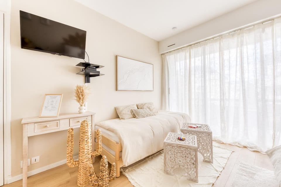 TV and multimedia, Living room, Decorative detail, Seating area, group of guests, internet