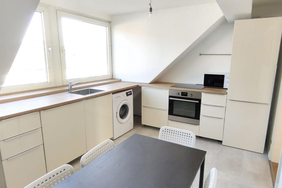E1 Work-Ready Apartment -2 Rooms, Kitchen, Free Parking Apartment in Essen