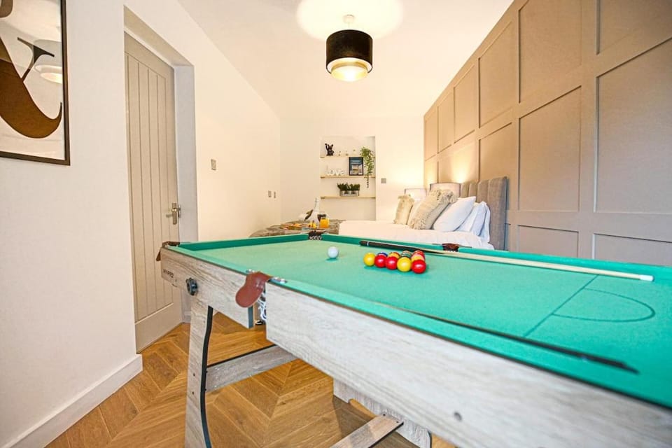 Billiard, Game Room