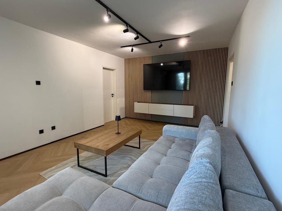 TV and multimedia, Living room, Seating area, Evening entertainment