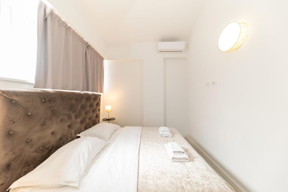 Bed, air conditioner