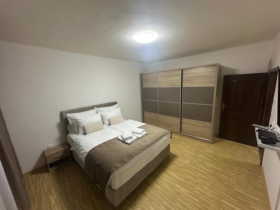 Bed, Bedroom, towels
