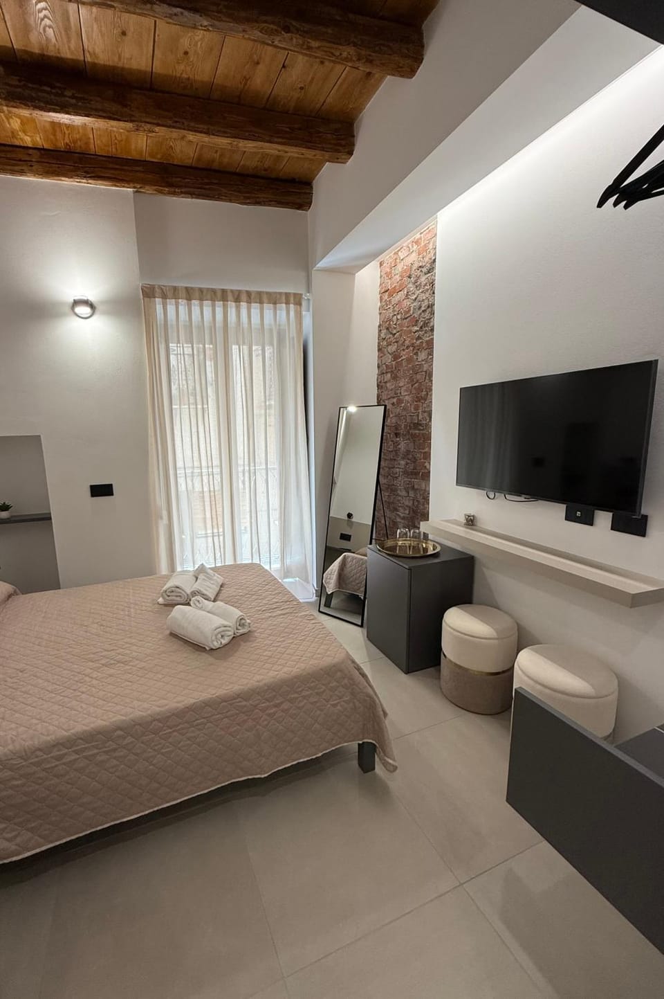 Bed, TV and multimedia, Photo of the whole room, Bedroom, air conditioner