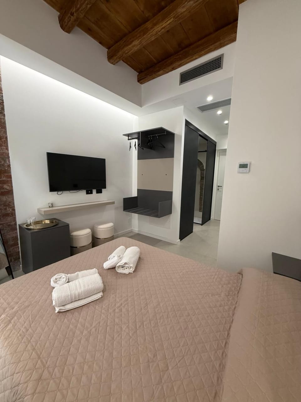 Bed, TV and multimedia, Photo of the whole room, Bedroom, minibar, towels, wardrobe