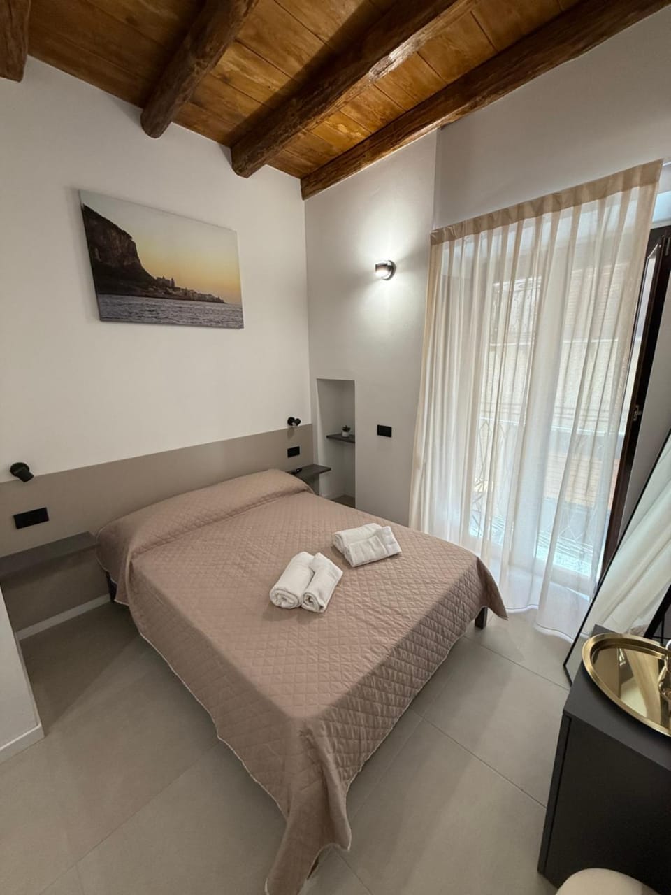 Bed, Photo of the whole room, Bedroom, towels
