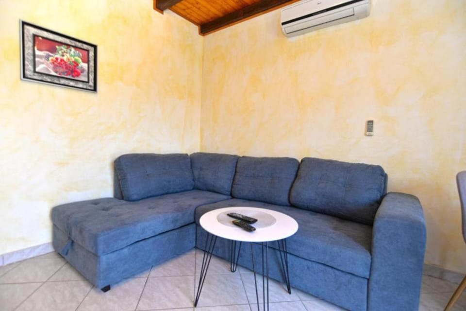 Living room, Seating area, air conditioner