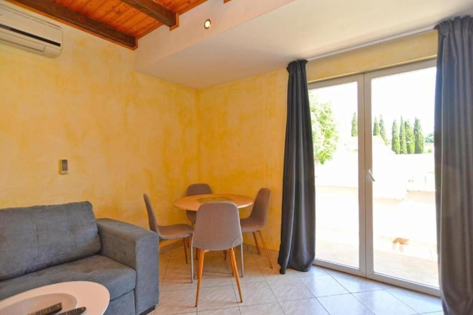 Living room, Seating area, Dining area, air conditioner