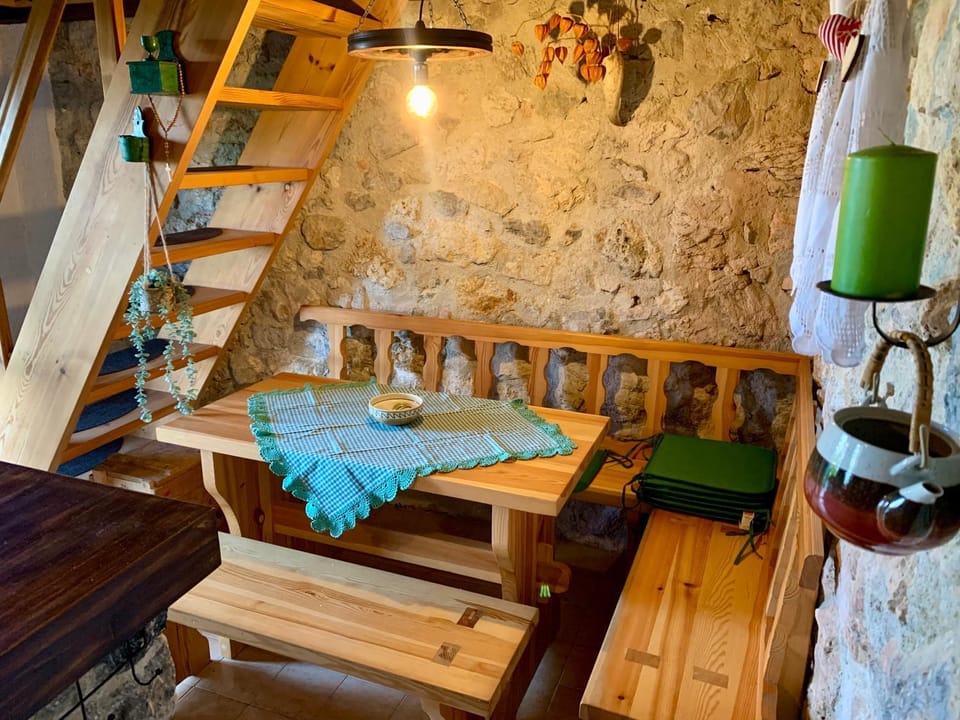 Seating area, Dining area