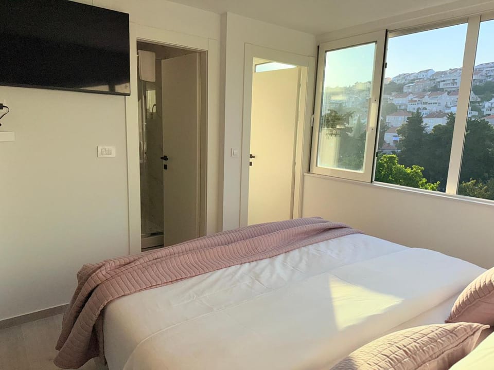 Bed, TV and multimedia, Mountain view