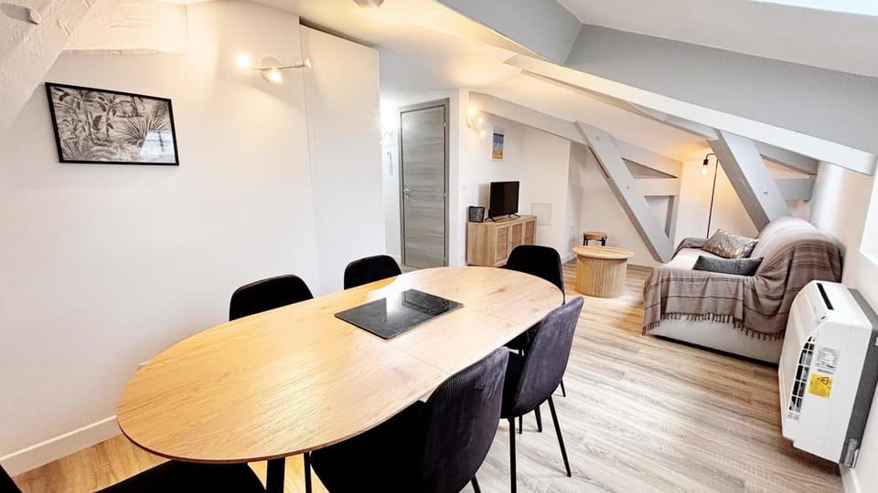 TV and multimedia, Kitchen or kitchenette, Living room, Seating area, Dining area