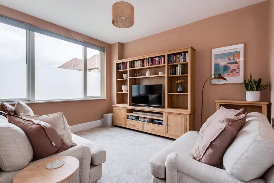 Family-Friendly Getaway - Garden & Parking Sleeps 7 House in Oxford