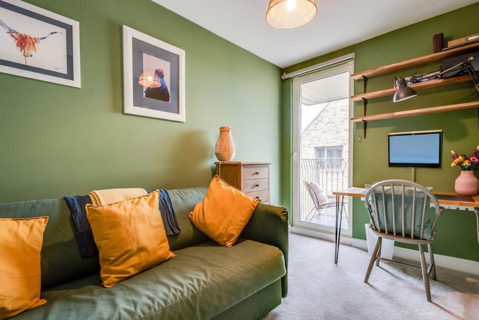 Family-Friendly Getaway - Garden & Parking Sleeps 7 House in Oxford