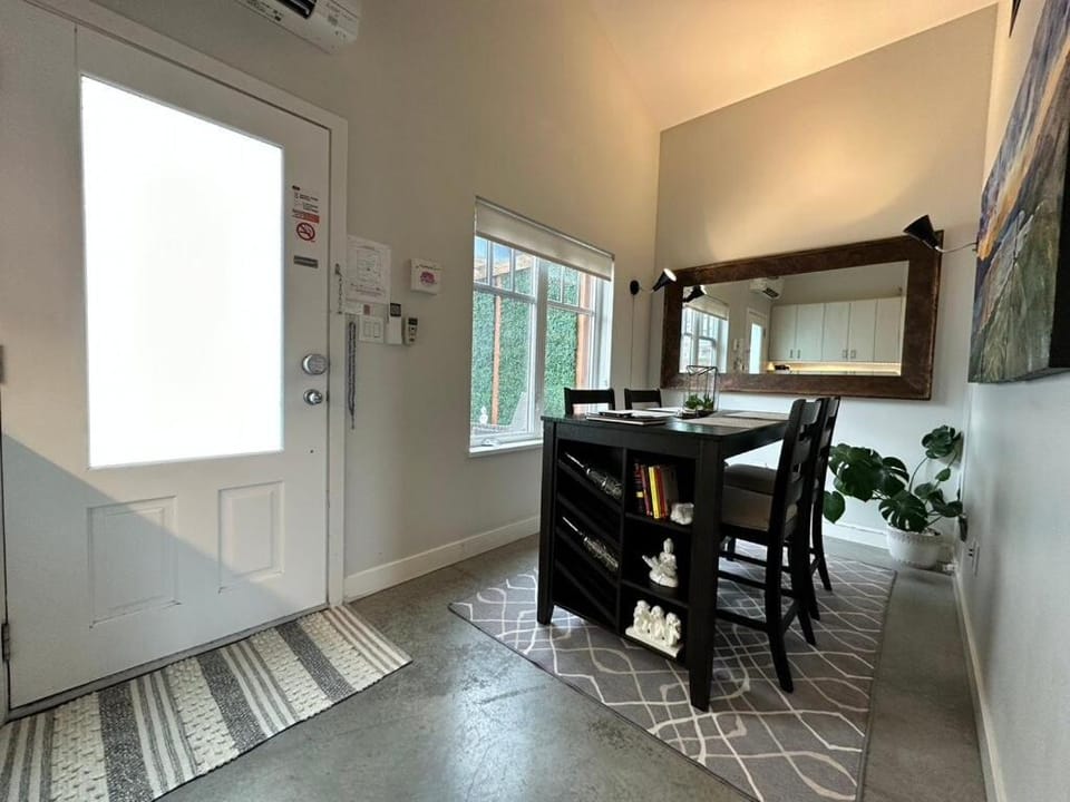 Getaway Carriage House - Great Location! Private! Apartment in Penticton