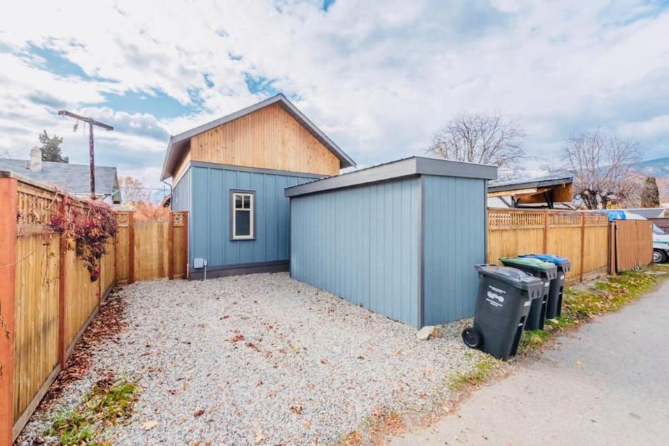 Getaway Carriage House - Great Location! Private! Apartment in Penticton
