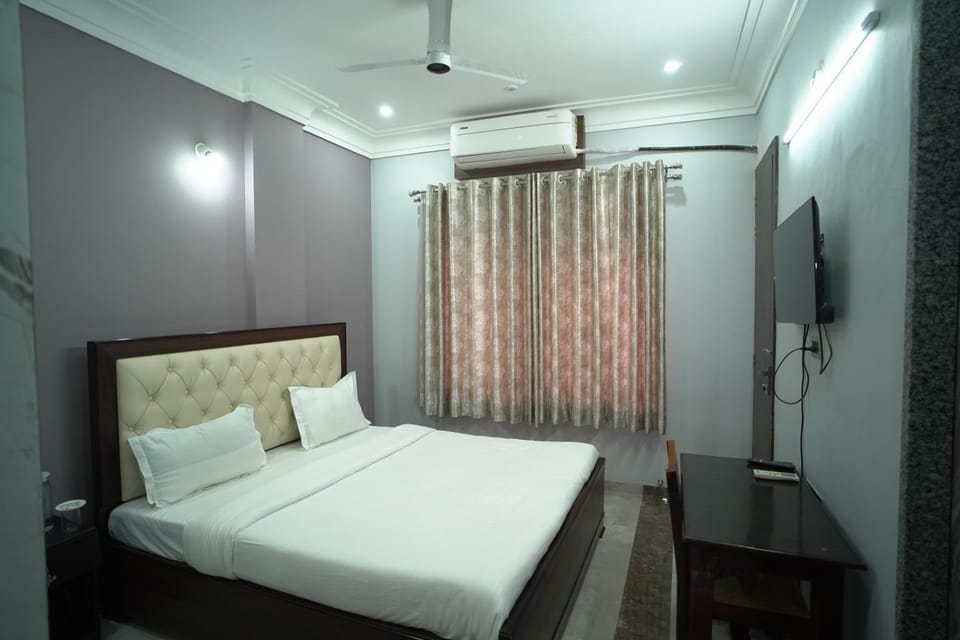 Bed, TV and multimedia, Photo of the whole room, Bedroom, air conditioner