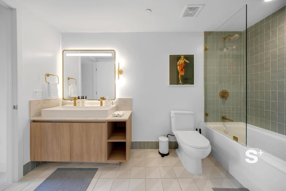 Shower, Toilet, Bathroom, Bath, bidet, towels