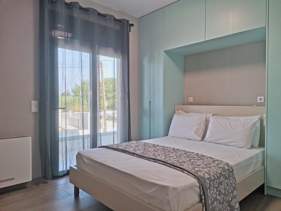Bed, Balcony/Terrace, Photo of the whole room, Bedroom, heating, wardrobe, air conditioner