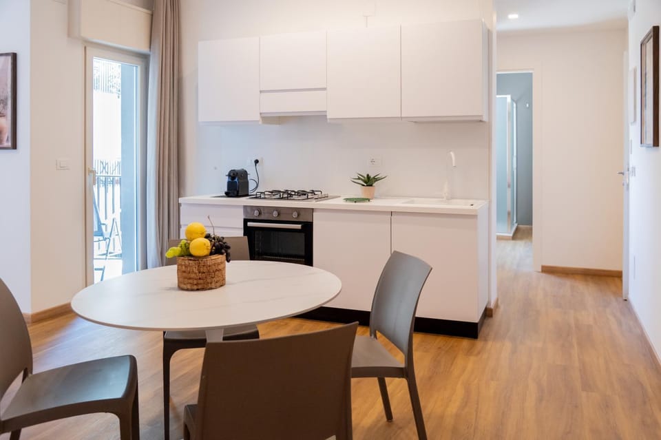 Kitchen or kitchenette, Living room, Seating area, Dining area, minibar, stove