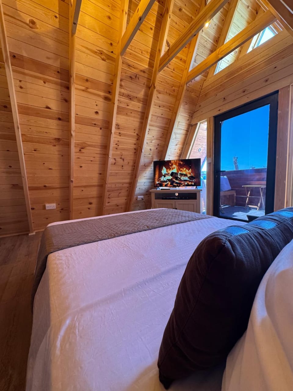 Bed, TV and multimedia, Bedroom