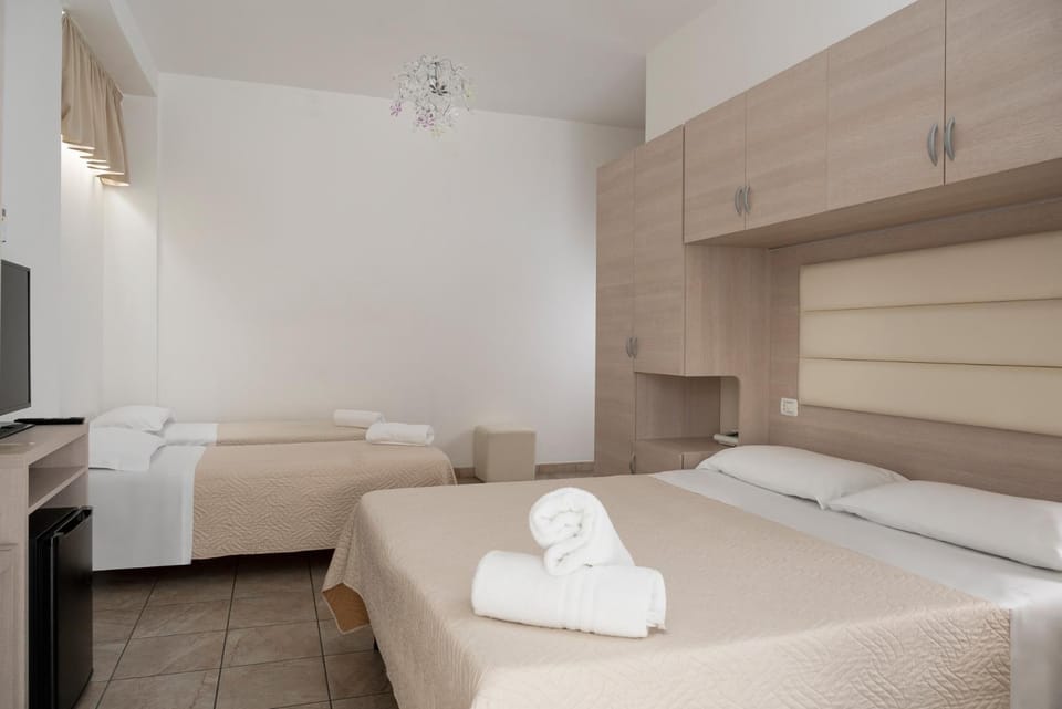 Bed, Bedroom, towels