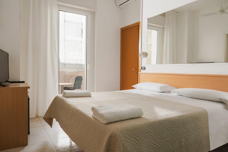 Bed, TV and multimedia, Bedroom, towels, air conditioner