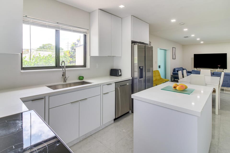 5 Mi to Beach: Group Getaway w/ Yard in Miami House in South Miami